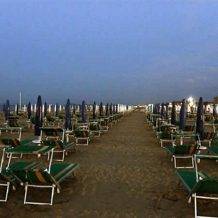 Hotel Giumer Rimini Exterior foto