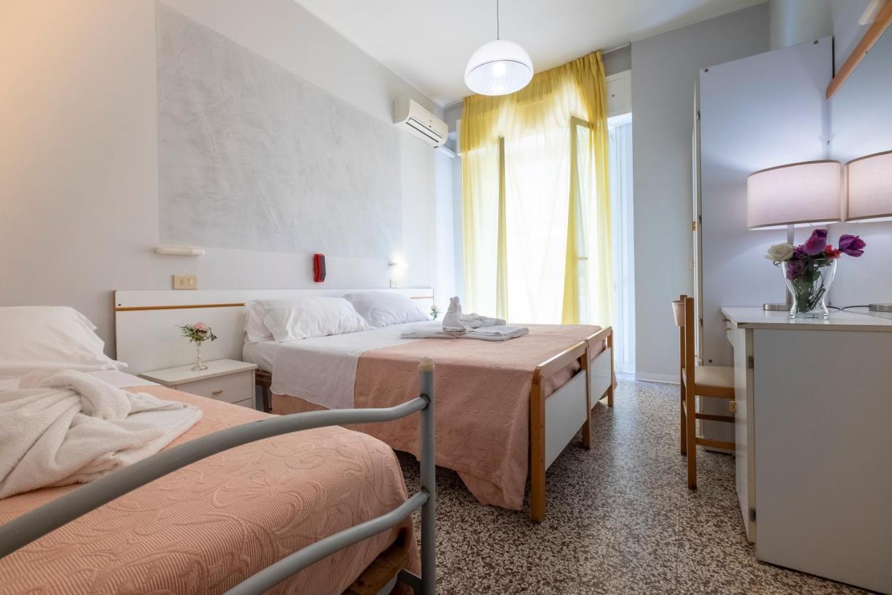 Hotel Giumer Rimini Exterior foto