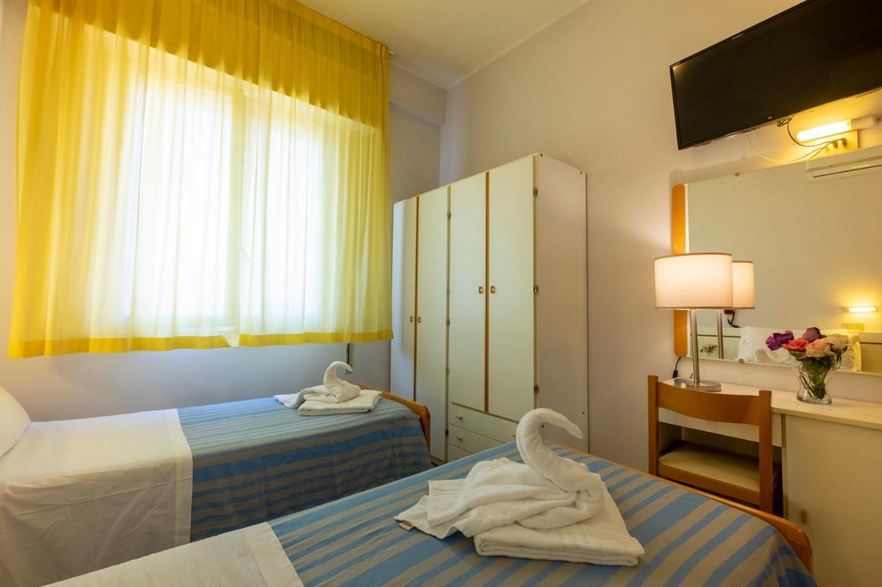 Hotel Giumer Rimini Exterior foto