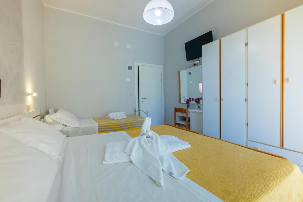 Hotel Giumer Rimini Exterior foto