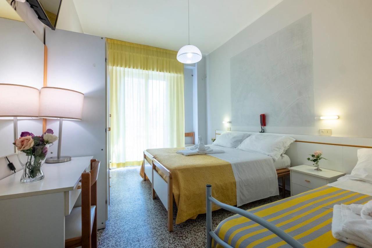 Hotel Giumer Rimini Exterior foto