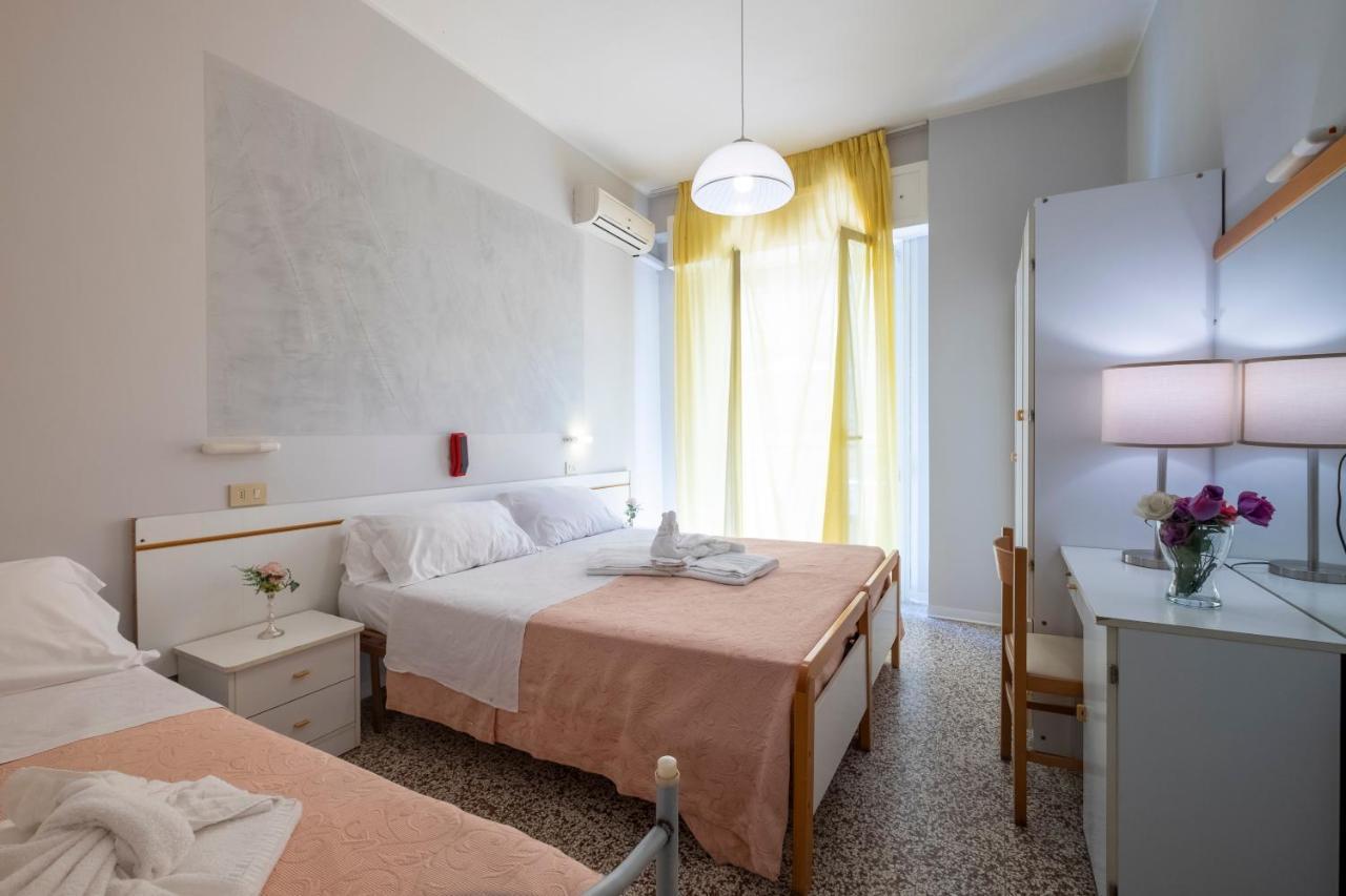 Hotel Giumer Rimini Exterior foto
