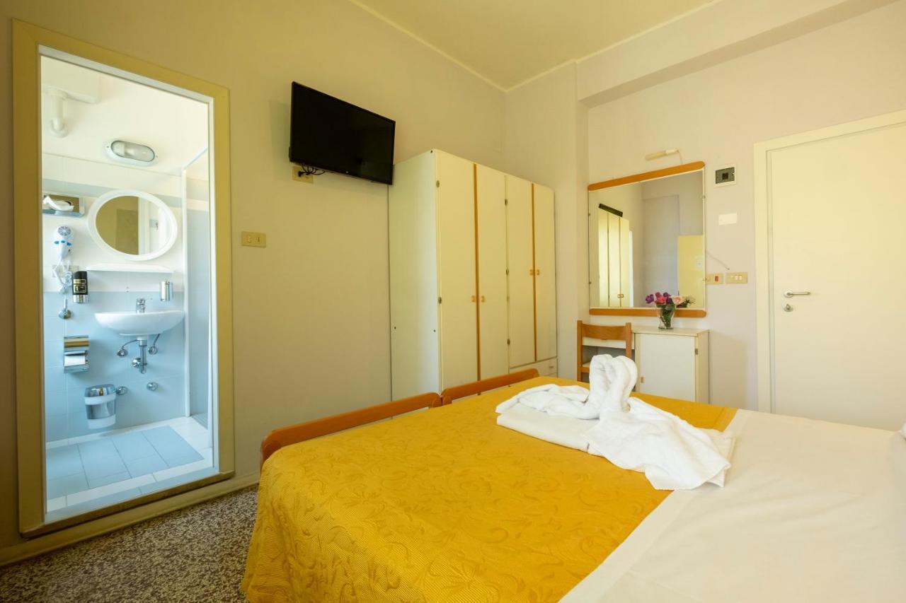 Hotel Giumer Rimini Exterior foto