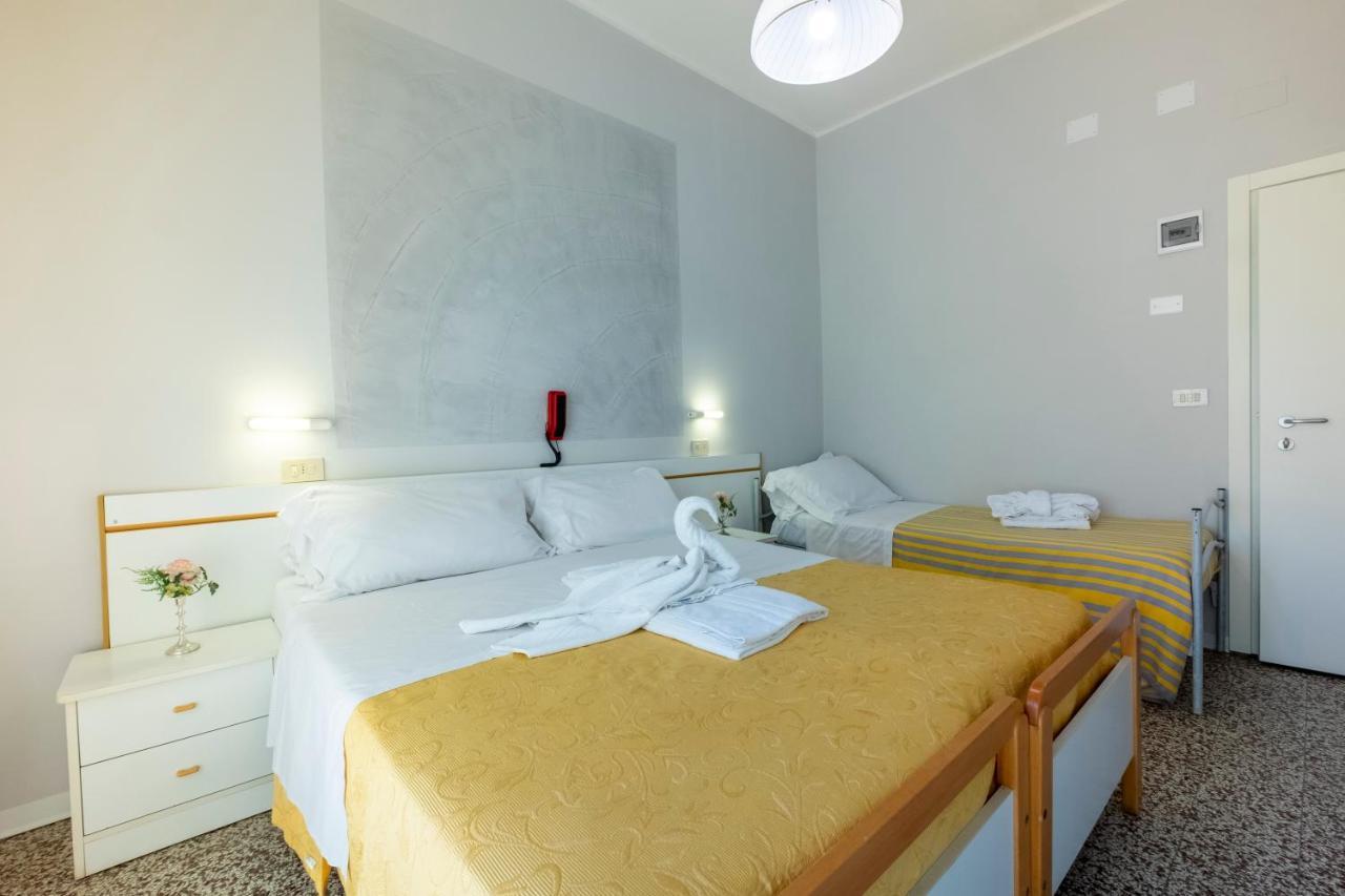 Hotel Giumer Rimini Exterior foto