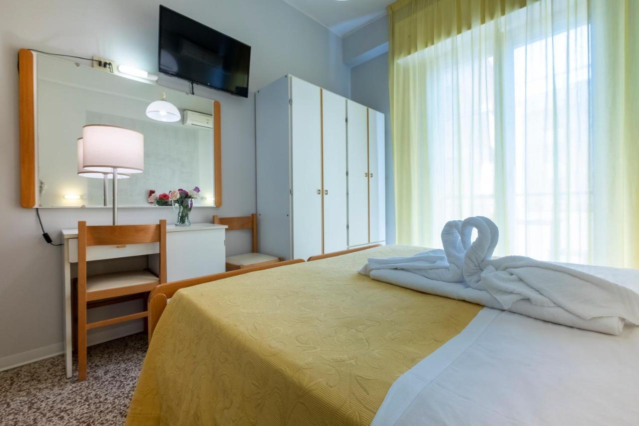 Hotel Giumer Rimini Exterior foto